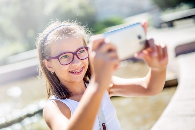 girl taking selfie